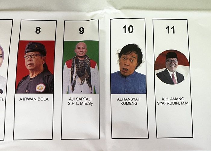 Cerita Komedian Komeng Dibalik Pemasangan Foto 