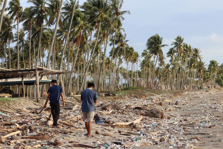 Miris, Pantai Terbaik Pinrang Tampak Jorok Oleh Sampah Plastik dan Kayu