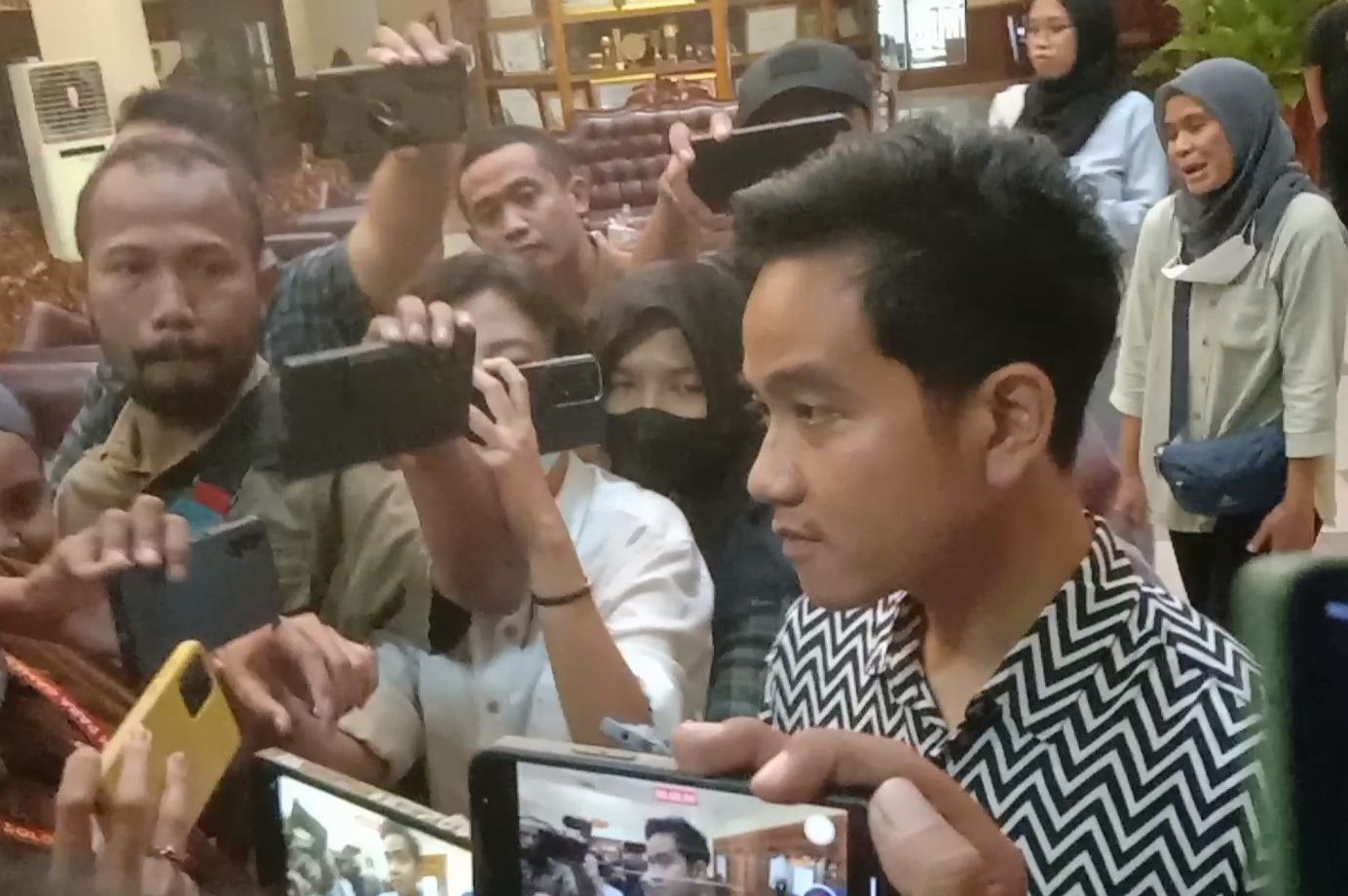 Enggan Bocorkan Hasil Pertemuan dengan Prabowo, Gibran: Rahasia!