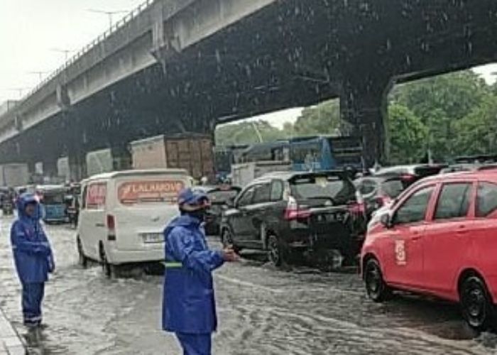 60 Petugas Gabungan Bergerak Cepat Hadapi Genangan di Cempaka Putih