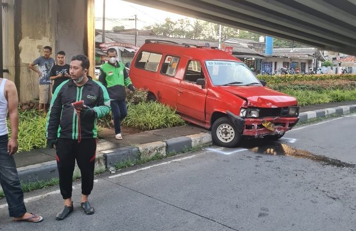 Angkot Tabrak Pejalan Kaki di Lenteng Agung, Coba Kabur Malah Nabrak Pos Polisi sampai Penumpang Terpental Keluar