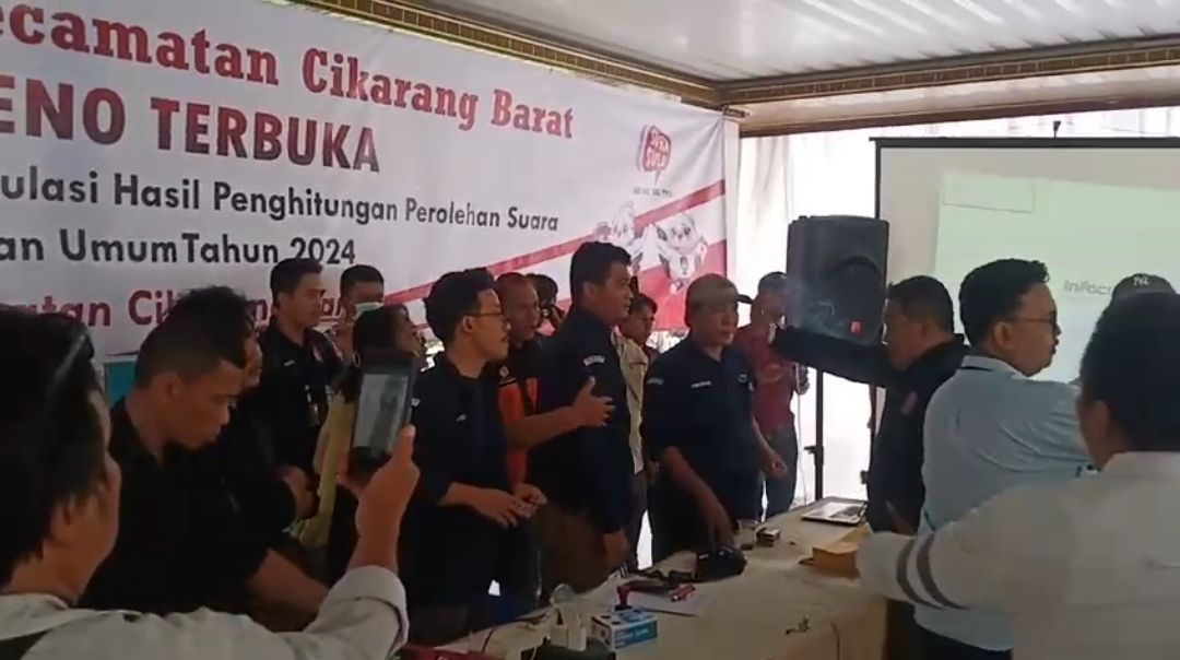  Rapat Pleno Rekapitulasi Pemilu 2024 Tingkat Kecamatan Cikarang Barat Diwarnai Kericuhan