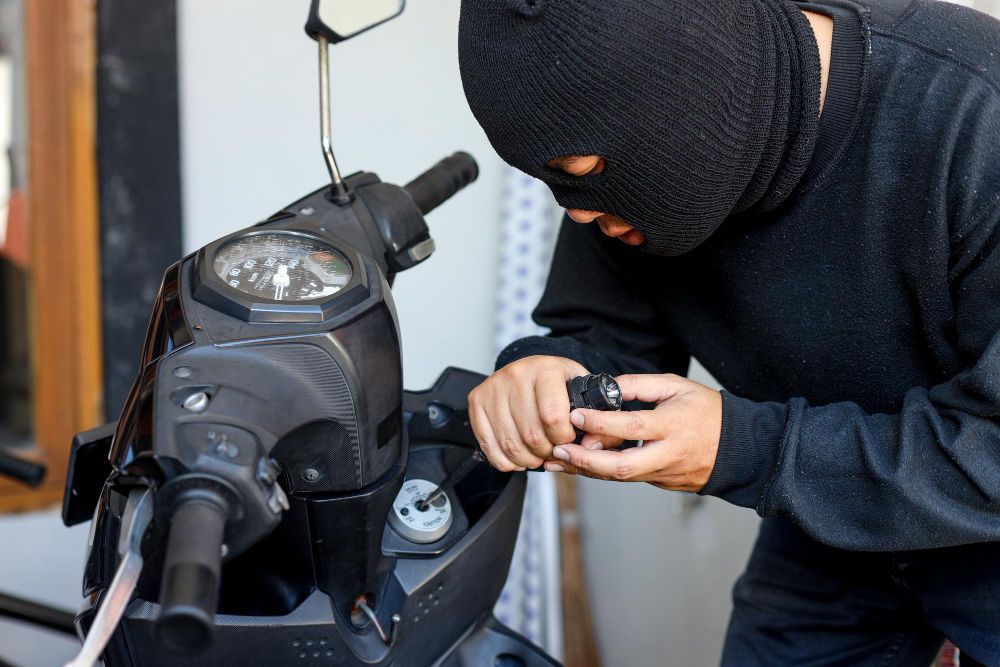 Pencurian Motor Modus Cabut Kunci Kontak Terjadi di Jaktim: Korban Sempat Ditimpuki Batu!