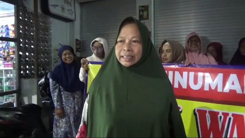 Jelang Puasa Ramadan, Belasan Emak-Emak Segel Dua Toko Miras di Jember