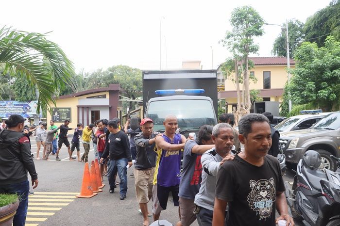 Polisi Gerebek Kampung Bahari: Tangkap 26 Orang, Sita Granat hingga Narkoba