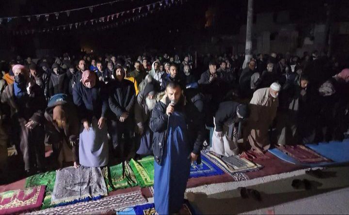 Di Tempat Gelap dan Tak Memadai, Warga Gaza Tetap Lakukan Salat Tarawih Perdana
