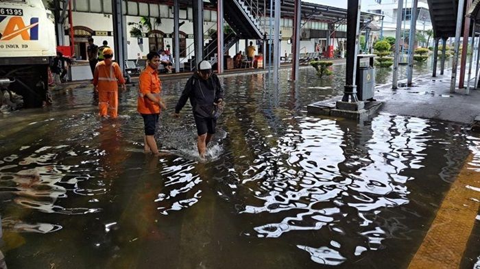 Stasiun Semarang Tawang Terendam Banjir, KAI Alihkan Penumpang ke Stasiun Semarang Poncol
