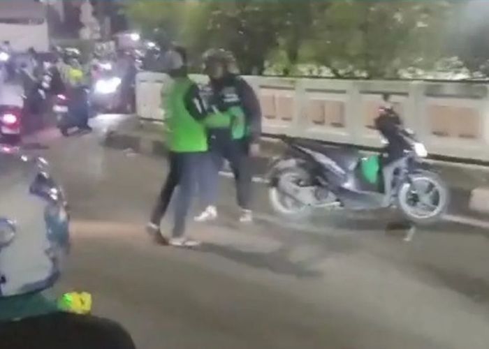 Viral Aksi Sesama Ojol Baku Hantam di Pasar Minggu, Diduga Salah Satu Driver Lawan Arah