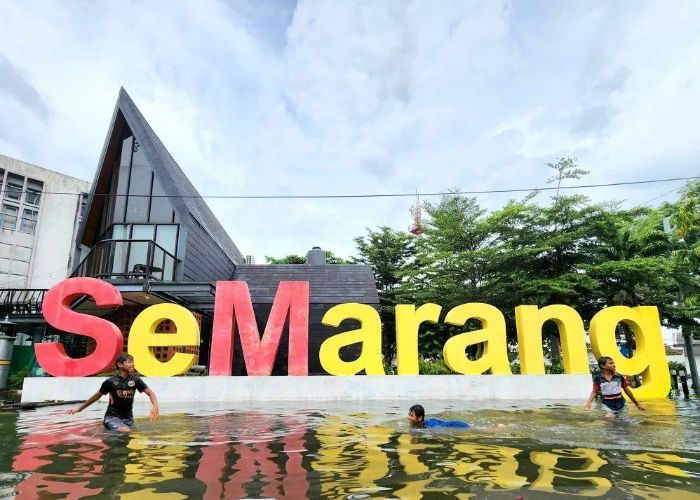 Banjir di Jalur Pantura Kaligawe Semarang Sebabkan Kemacetan, Sejumlah Personel Polisi Dikerahkan