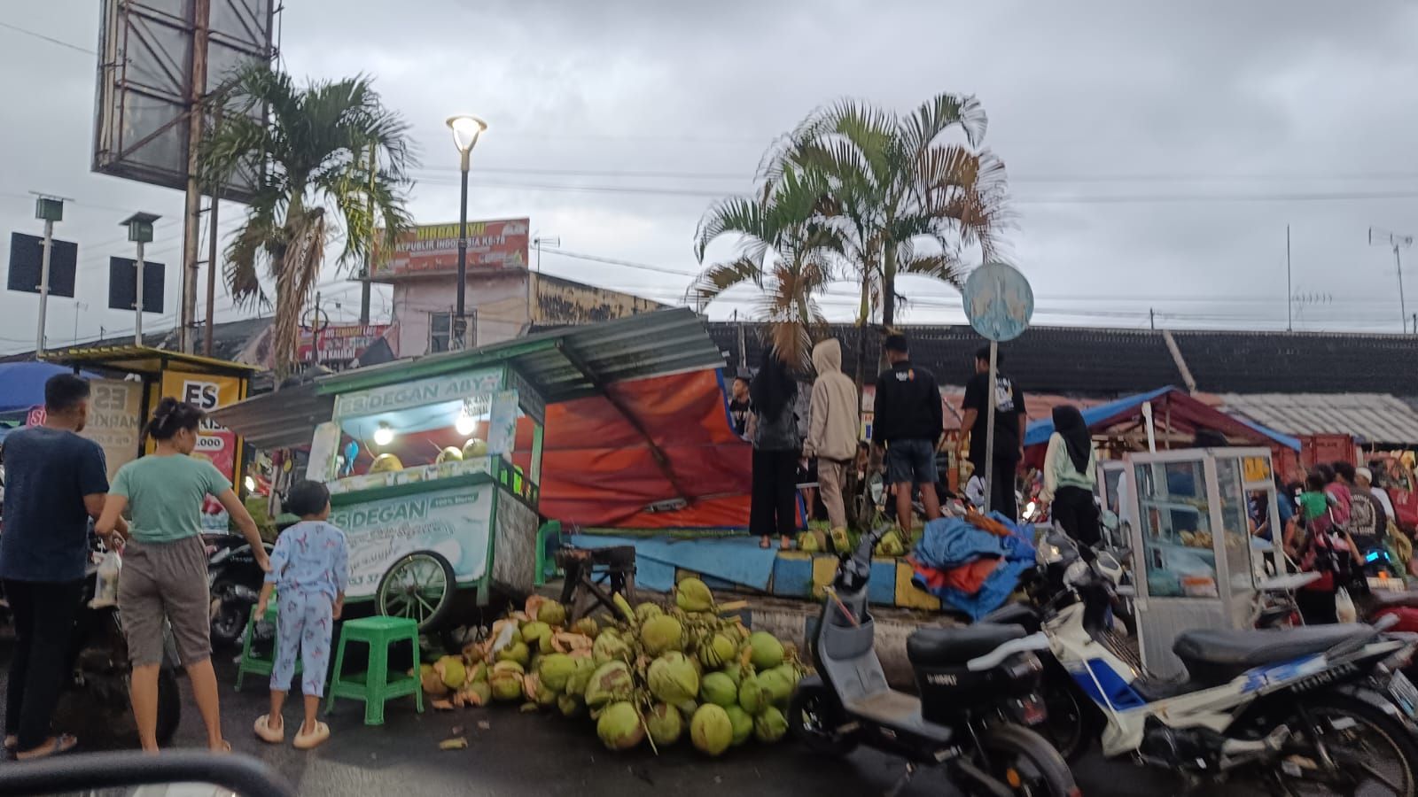 Dua Pemuda di Jember Terlibat 'Carok' Jelang Buka Puasa, Hingga Sebabkan Warung PKL Es Kelapa Roboh