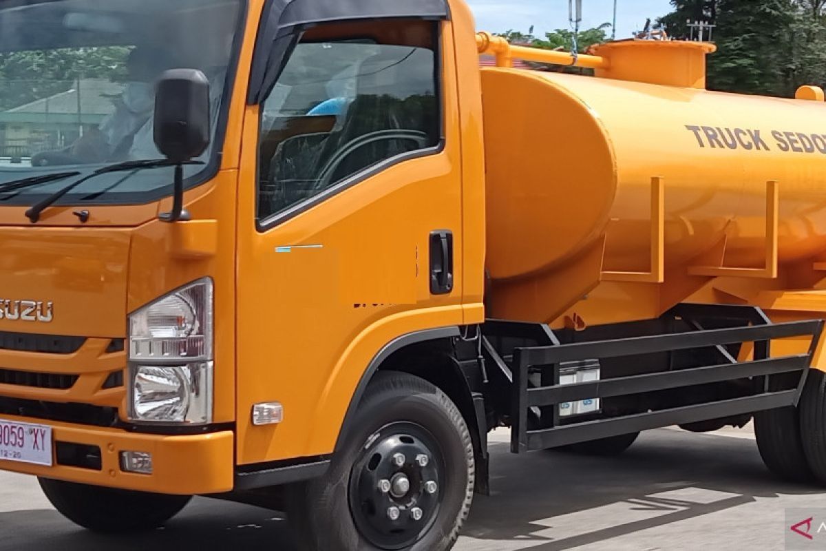Viral! Truk Sedot WC Ketahuan Buang Limbah ke Sungai Cisadane
