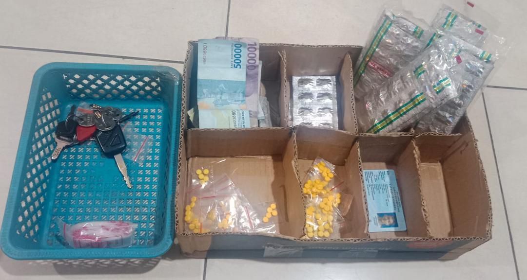 Toko Kosmetik di Karawaci Digerebek, Polisi Amankan Penjual Berikut Ratusan Butir Obat Terlarang