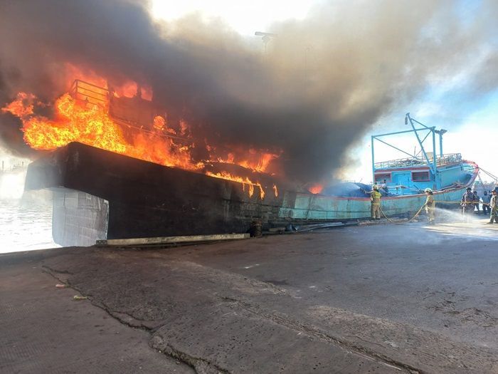 Viral! Kapal Motor Milik Nelayan Terbakar di Jakut Sore Ini
