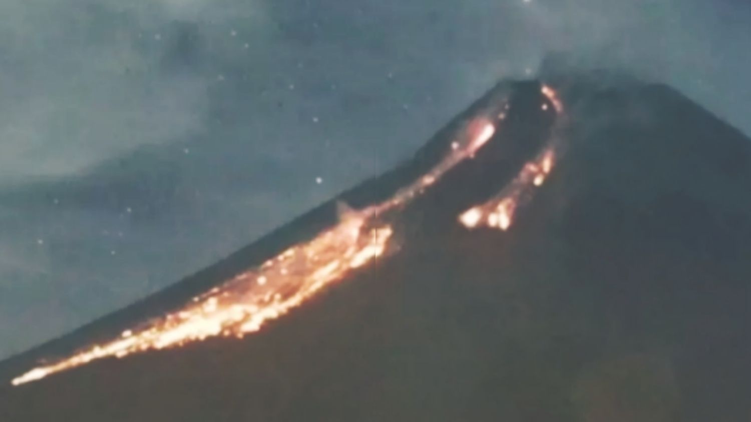 Gunung Merapi Meletus Tingkat Aktivitas Siaga Level Tiga Muntahkan 60 Kali Lava