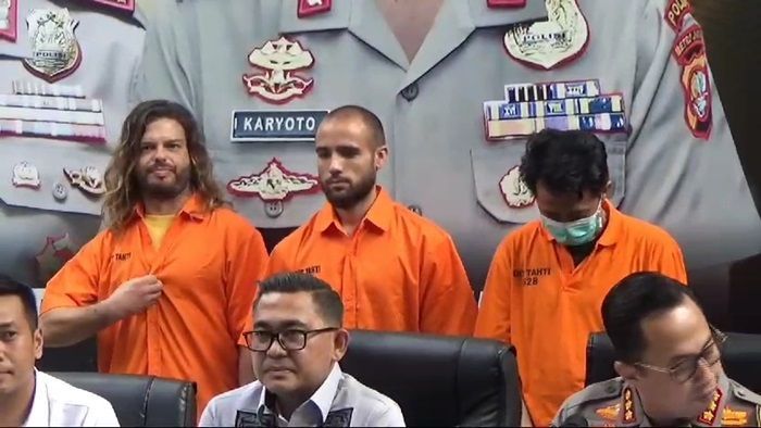 2 WNA Asal Portugal Ditangkap Selundupkan Kokain dengan Botol Sampo