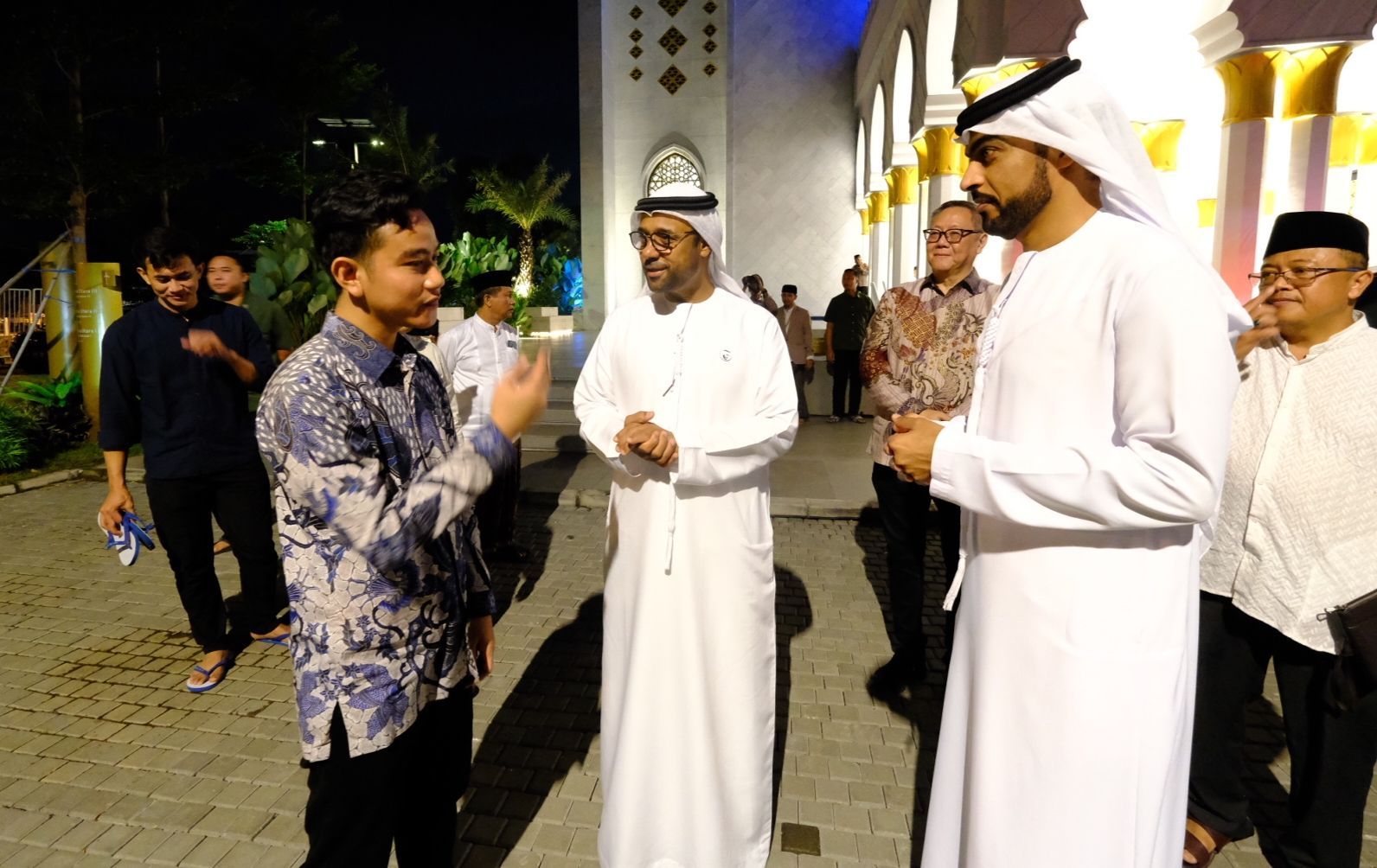 Gibran dapat Ucapan Selamat dari Dubes UEA Saat Hadiri Hadiri Haul Sheikh Zayed Al Nahyan