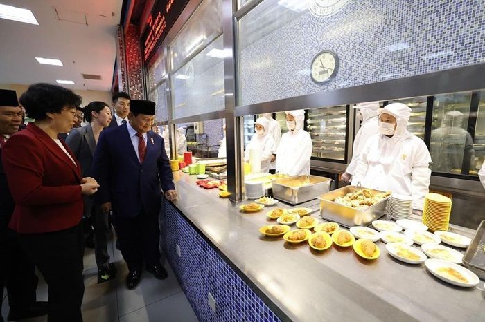 Kunker ke China, Prabowo Tinjau Sekolah yang Beri Makan Siang Gratis