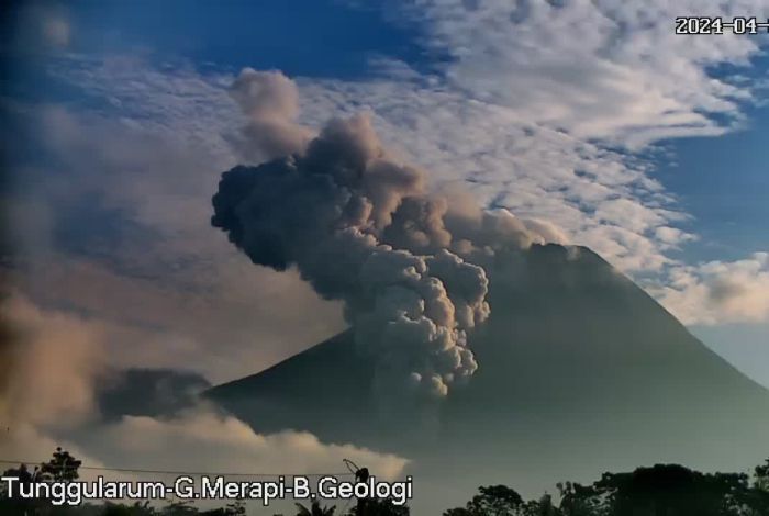Gunung Merapi Luncurkan Awan Panas Sejauh 1,7 KM, BPPTKG Imbau Warga Jauhi Daerah Rawan