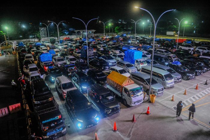 Pemudik Memadati Pelabuhan Merak pada H-5 Lebaran, Antre 1 Jam untuk Masuk Kapal