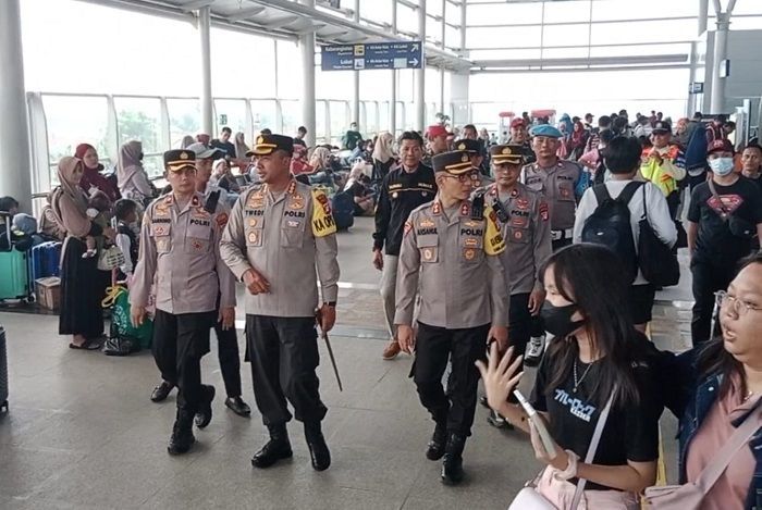 Tinjau Stasiun Cikarang, Kapolres Metro Bekasi Sebar Personel Amankan Pemudik