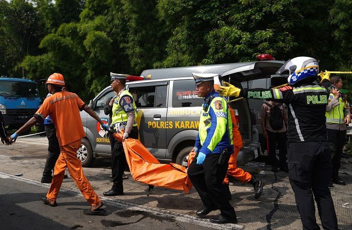 13 Kantong Mayat Dibawa dari Lokasi Kecelakaan Tol Cikampek, Korban Belum Diidentifikasi: Seluruhnya Luka Bakar