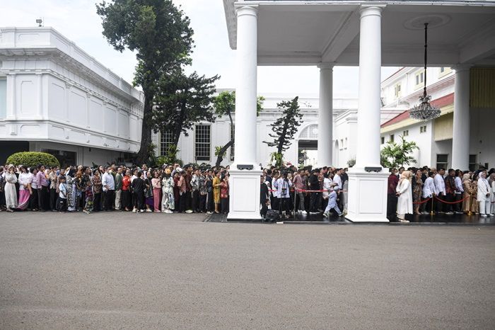 Penampakan Antrean Panjang Warga yang Ingin Salaman dengan Presiden Jokowi saat Open House