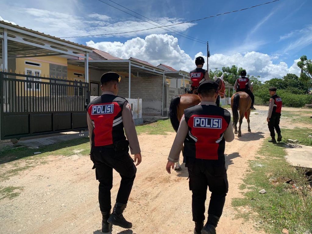 Cegah Gangguan Kamtibmas di Wisata Pantai dan Rumah Kosong, Ditsamapta Polda Sulteng Terjunkan Patroli Berkuda