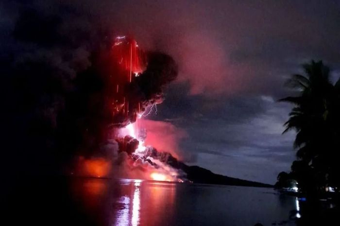 Erupsi Gunung Ruang Muntahkan Lava Disertai Kilatan Petir, Ratusan Keluarga Dievakuasi