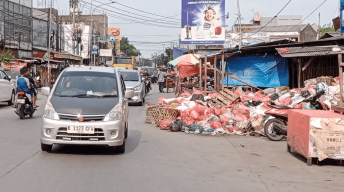 Dua Bulan Sampah Dibiarkan Menumpuk di Jalan Yos Sudarso Cikarang, Warga dan Pedagang Keluhkan Bau Busuk