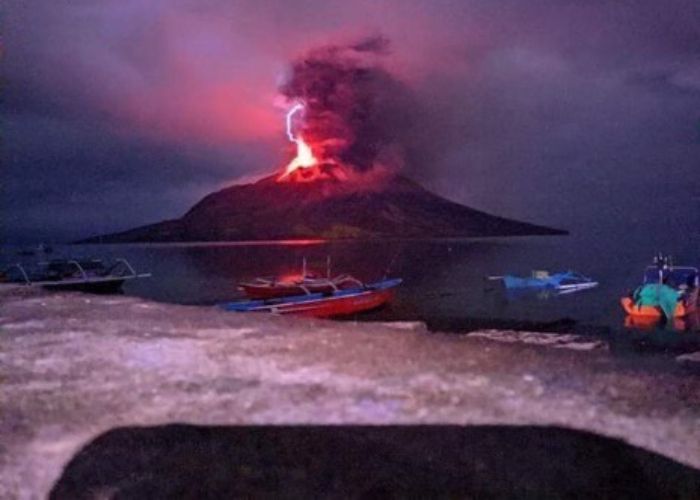 Gunung Ruang Kembali Erupsi, Material Panasnya Terlempar ke Permukiman dan Hancurkan Bangunan Warga