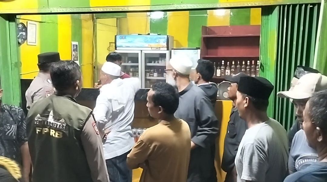 Dianggap Bikin Resah, Toko Miras di Cikarang Digeruduk Warga Diminta Tutup Permanen