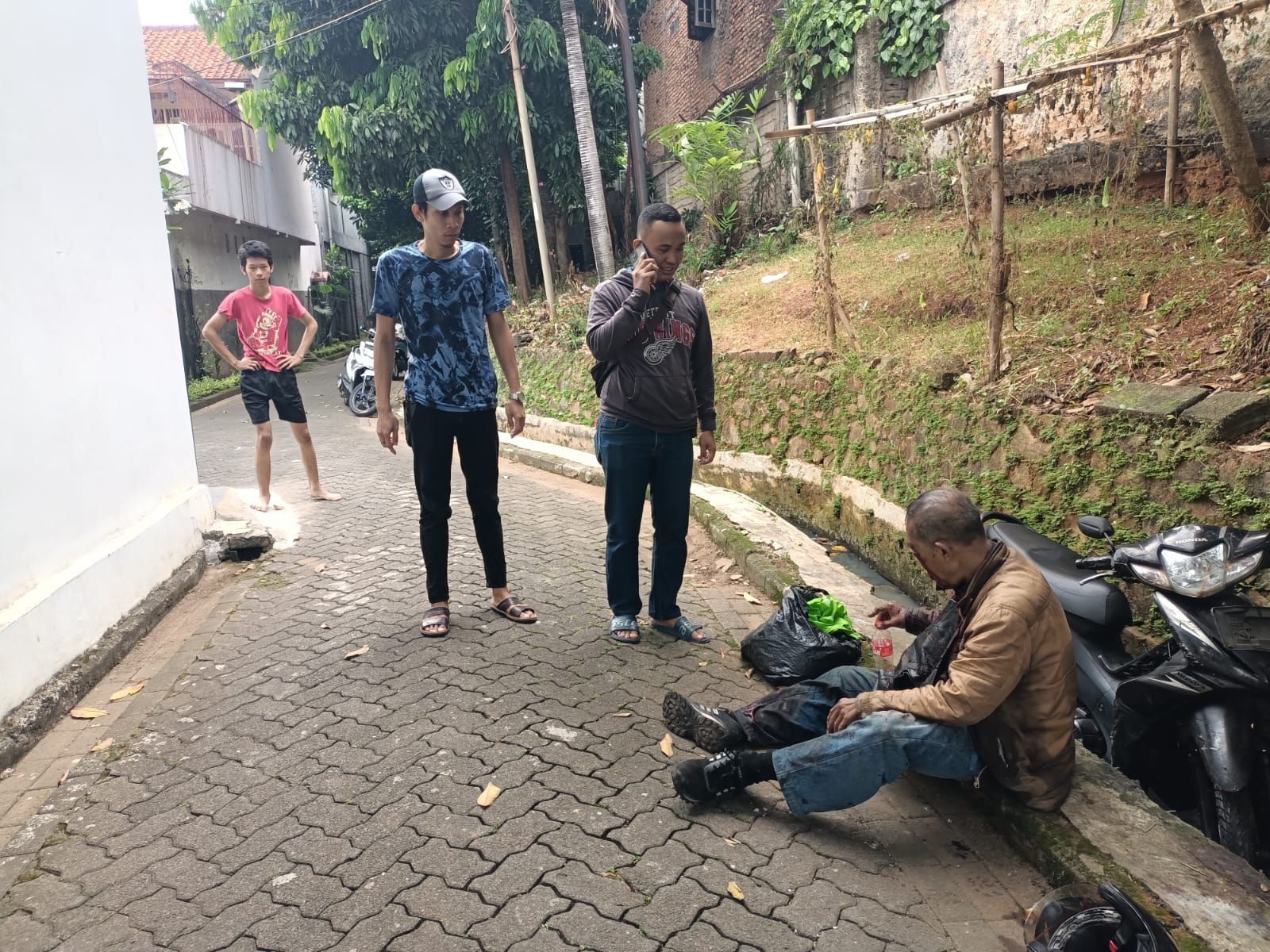 Jambret Nenek hingga Tersungkur di Tangsel, Pemotor Ini Tabrak Tong Sampah dan Masuk Selokan saat Kabur