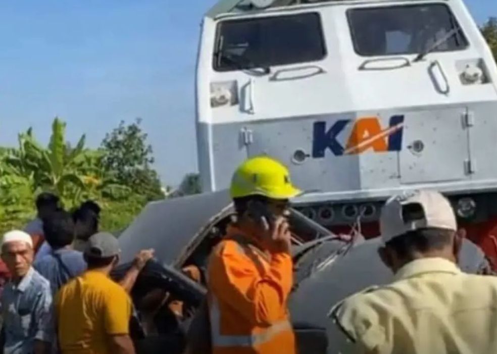 Inilah Kronologis dari Kecelakaan Maut Minibus Ponpes Sidogiri Tertabrak Kereta Api di Pasuruan
