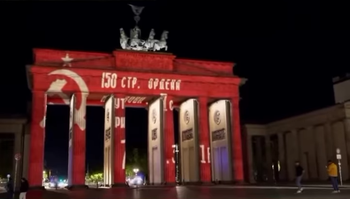 Proyektor Gerbang Brandenburg Diretas: Bendera Soviet Berkibar di Simbol Kota Berlin