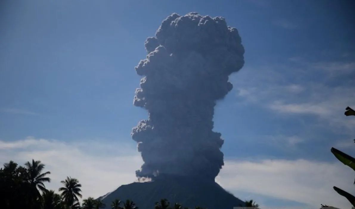 Gunung Ibu di Halmahera Erupsi, Muntahkan Abu Vulkanik Setinggi 5 Kilometer