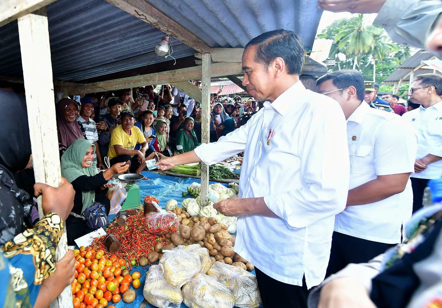 Kunjungan Presiden Jokowi ke Pasar Laino Raha Disambut Dengan Antusiasme yang Luar Biasa Oleh Masyarakat Muna