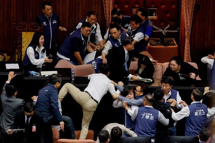 Anggota Parlemen Taiwan Saling Baku Hantam Buntut Perselisihan Reformasi UU Parlemen