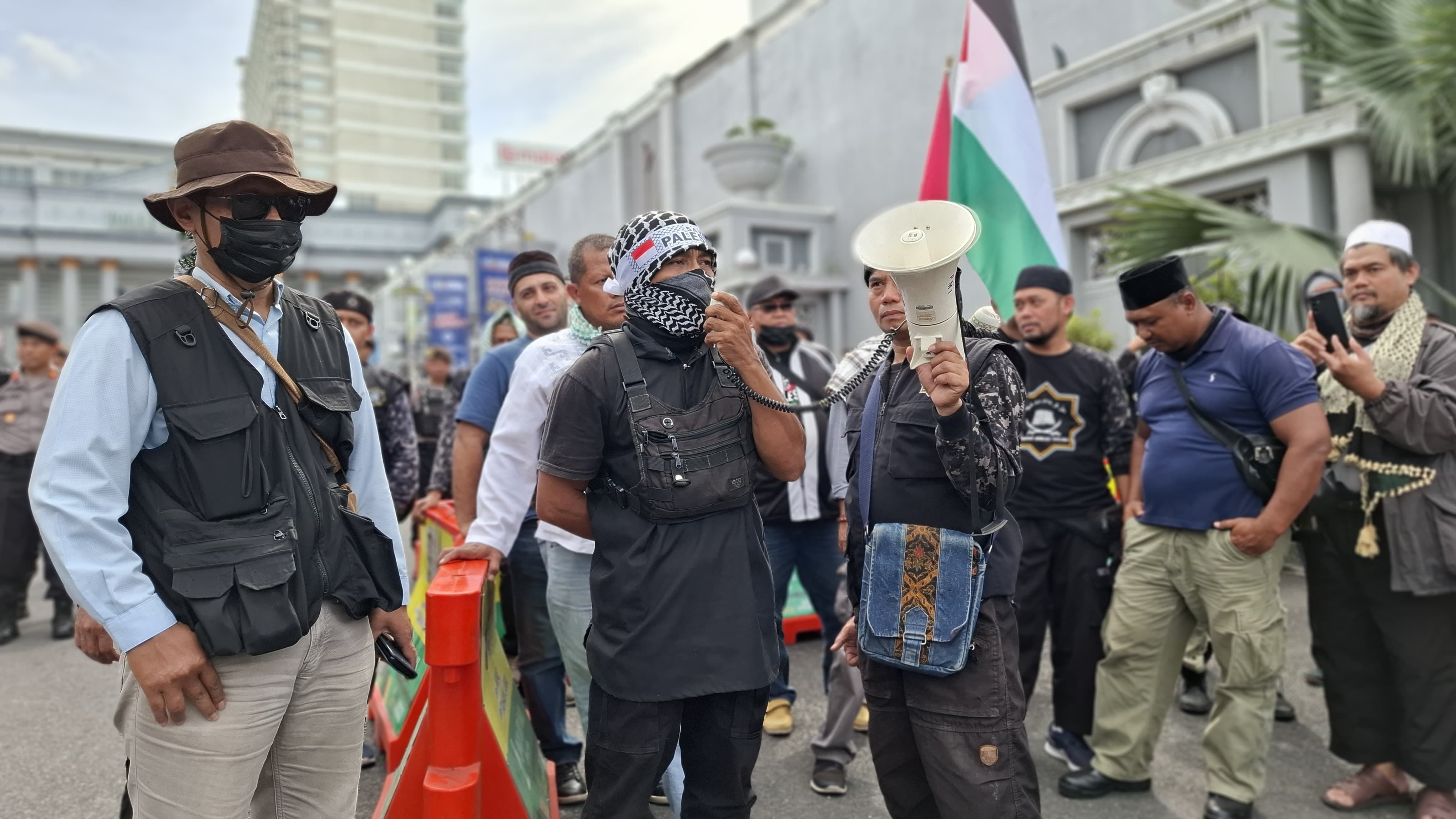 Sempat Ricuh, Ratusan Massa Bela Palestina di Jogja Geruduk Brand Israel hingga Bakar Bendera