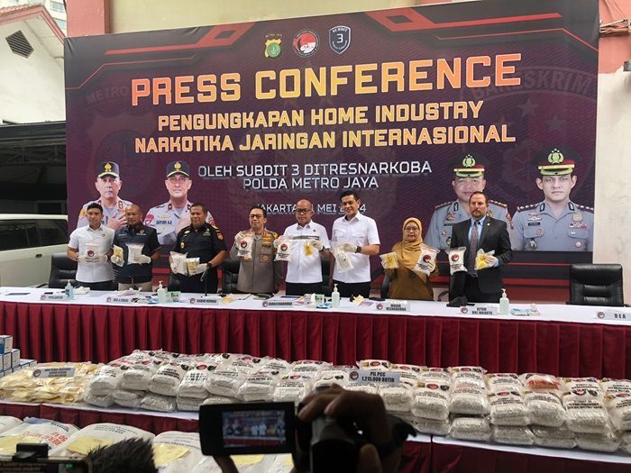 Polda Metro Jaya Bongkar Pabrik Narkotika Berkedok Bengkel di Bogor