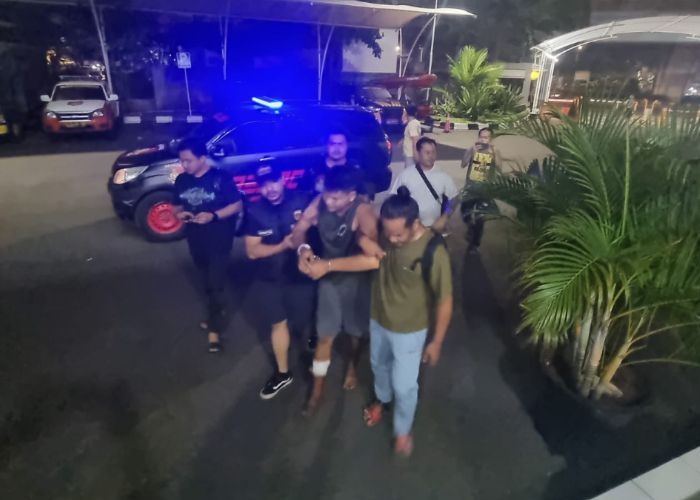 Tampang Pelaku Penusukan Ustaz di Kebon Jeruk saat Digiring Polisi, Kaki Diperban Usai Dihadiahi Timah Panas