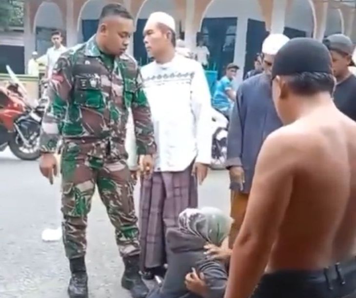 Viral! Seorang TNI Menendang Kepala Warga di Pinggir Jalan, Netizen: Tempramental Sekali Militer Ini!