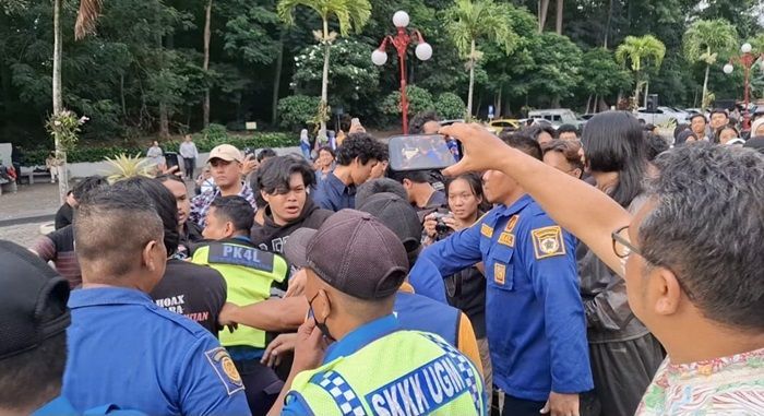 Protes Naiknya UKT dan IPI Kampus UGM Berujung Ricuh, Ada Mahasiswa yang Salat di Tempat