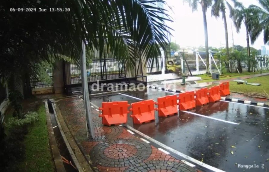 Viral Aksi Truk Box Tabrak Gedung DPR RI Hingga Terguling, Begini Kronologinya
