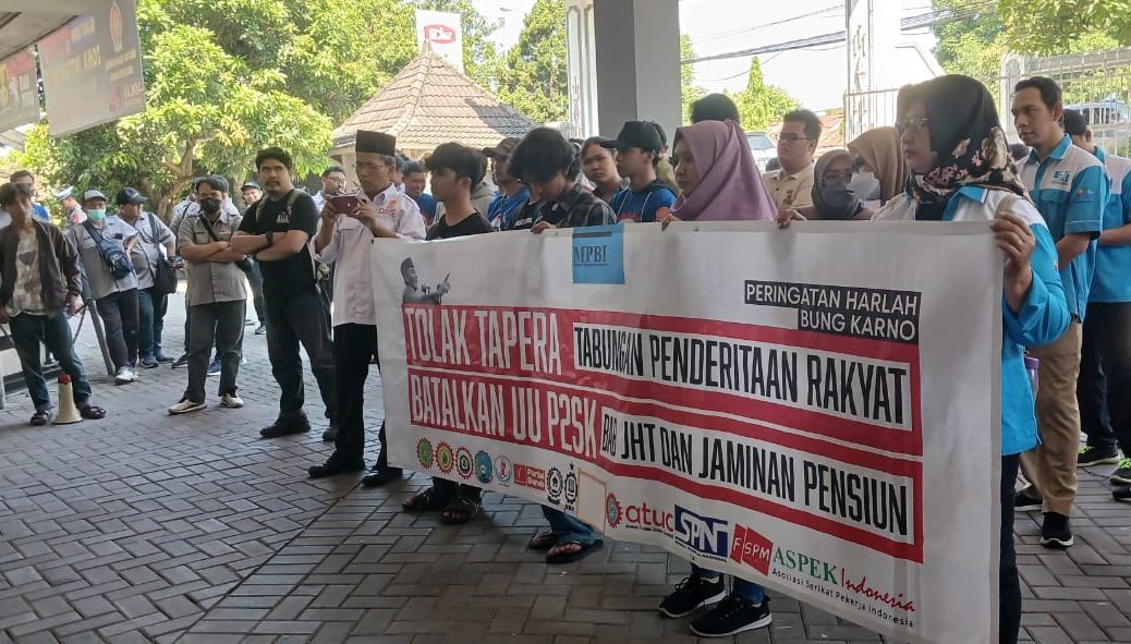  Gelar Aksi Damai, Buruh Jogja dan Mahasiswa Desak Disnakertrans DIY Agar TAPERA Batal!