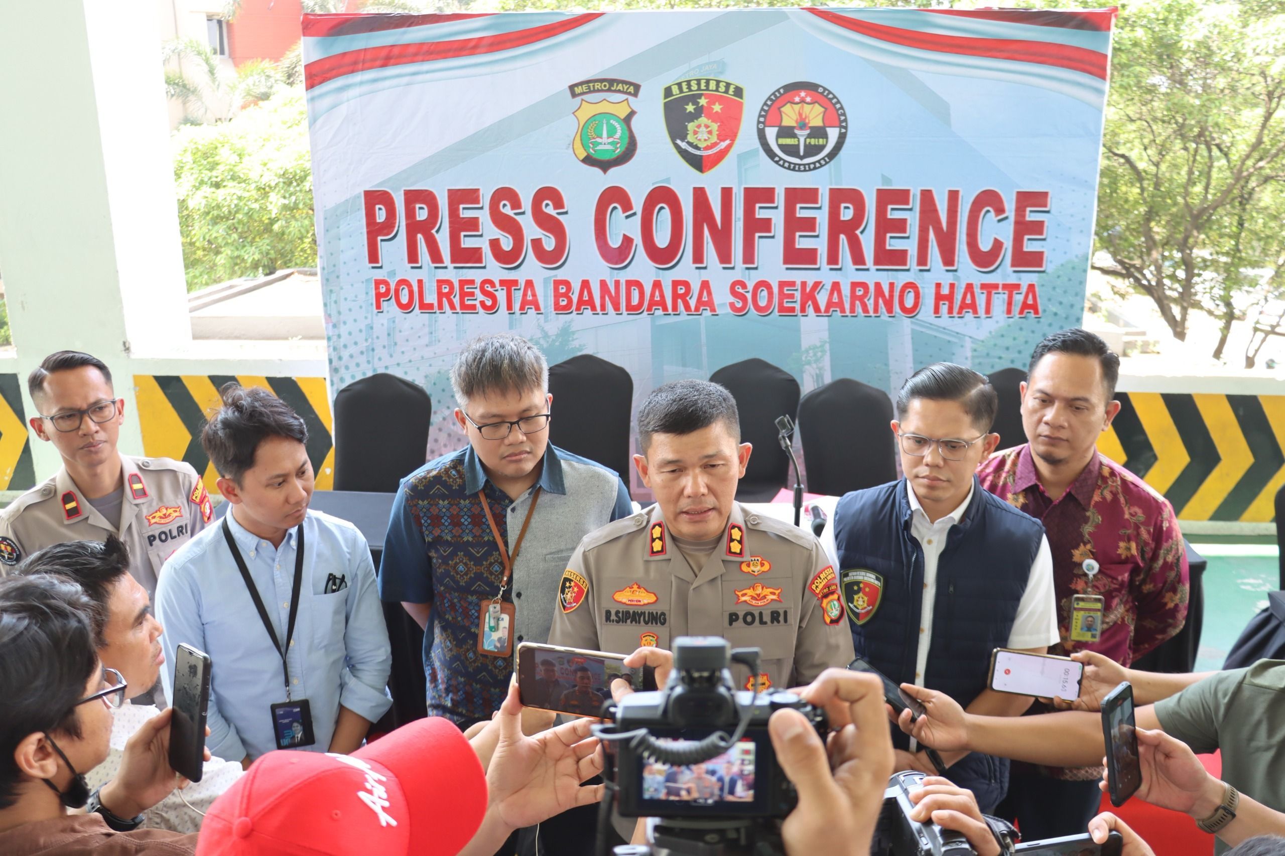 Sindikat Penipuan Modus Tukar Kartu ATM di Bandara Soetta Ditangkap Polisi, Modusnya Bisnis Hp