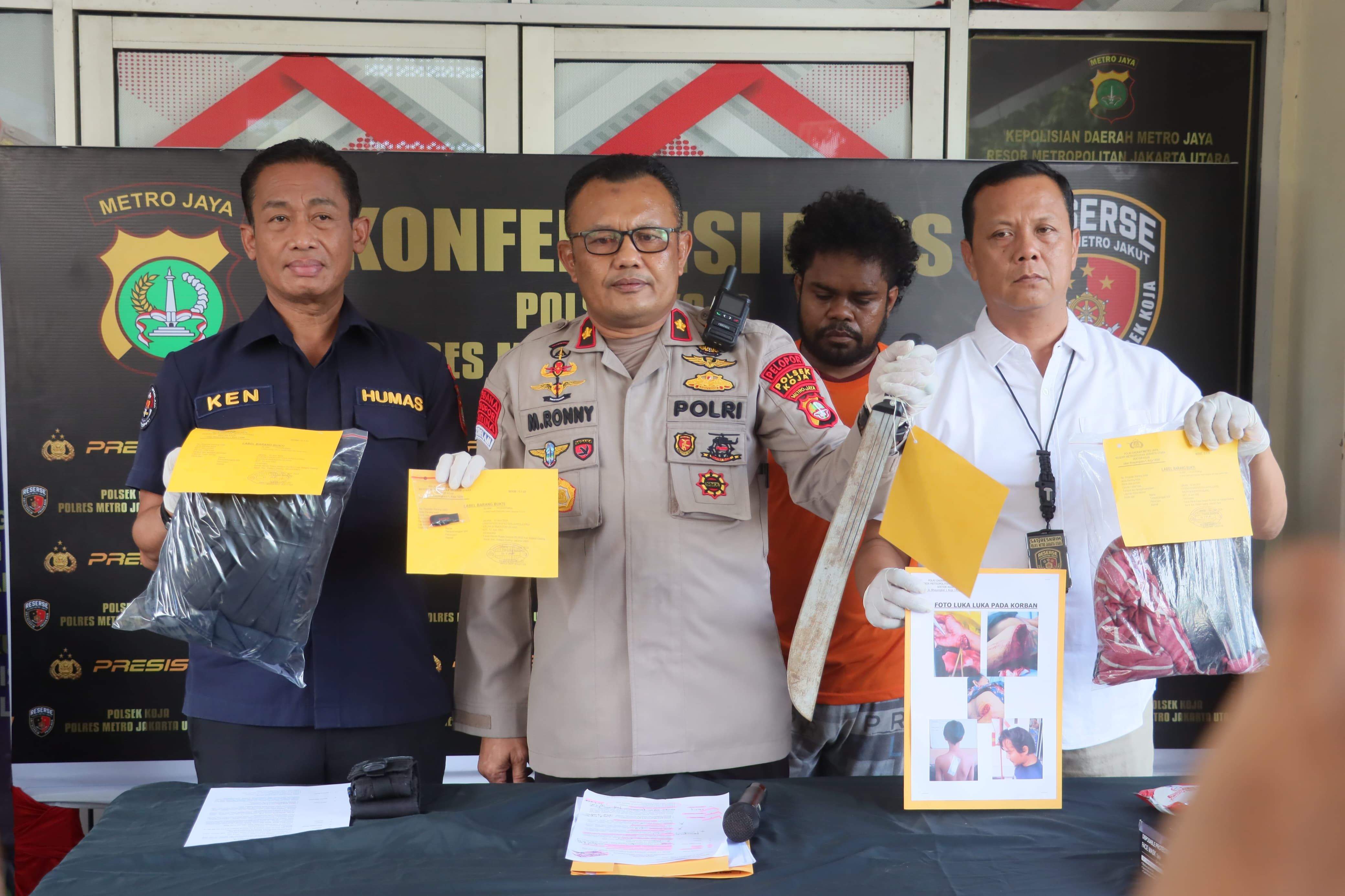 Kesal Ditimpuk Batu saat Jemput Pacar, Pria di Jakut Bacok 4 Warga