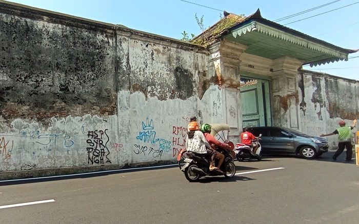 Parah! Tembok Keraton Kasunanan Surakarta Jadi Sasaran Vandalisme