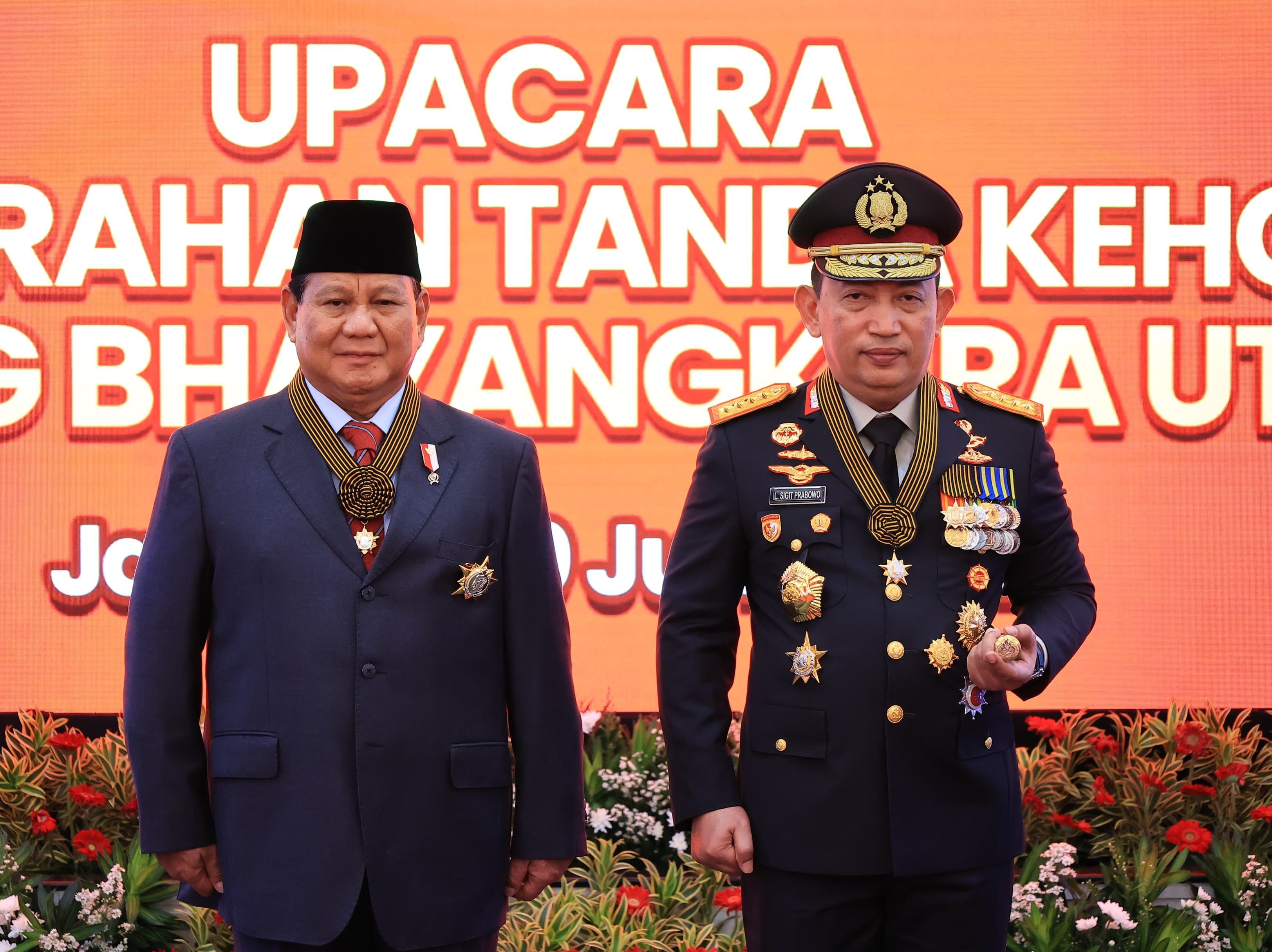Momen Prabowo Subianto Dapat Tanda Kehormatan Bintang Bhayangkara Utama Polri
