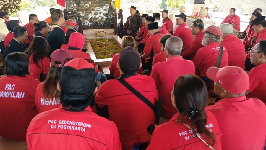 Banteng Jogja Ziarah Ke Blitar: Doakan Bung Karno hingga Megawati