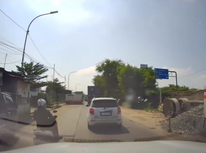 Viral Pemobil Buang Sampah Sembarangan di Jakut: Ditegur Malah Lebih Galak!